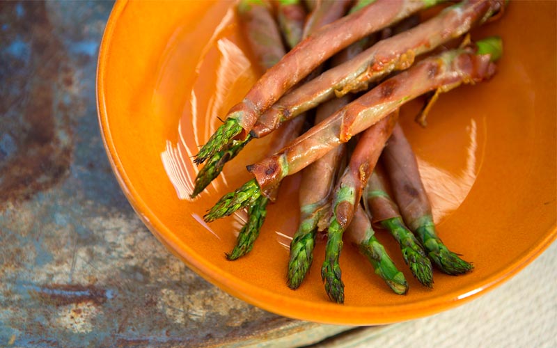 Grilled green asparagus with raw ham