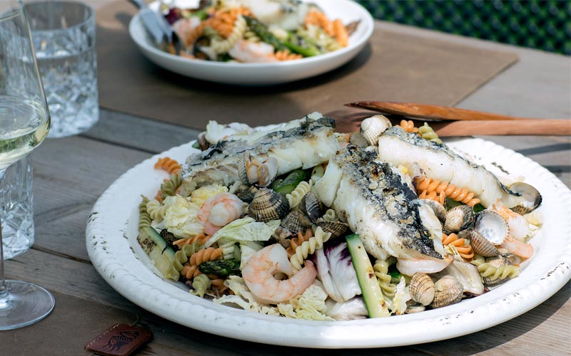 Salade de pâtes avec coques, gambas et aiglefin