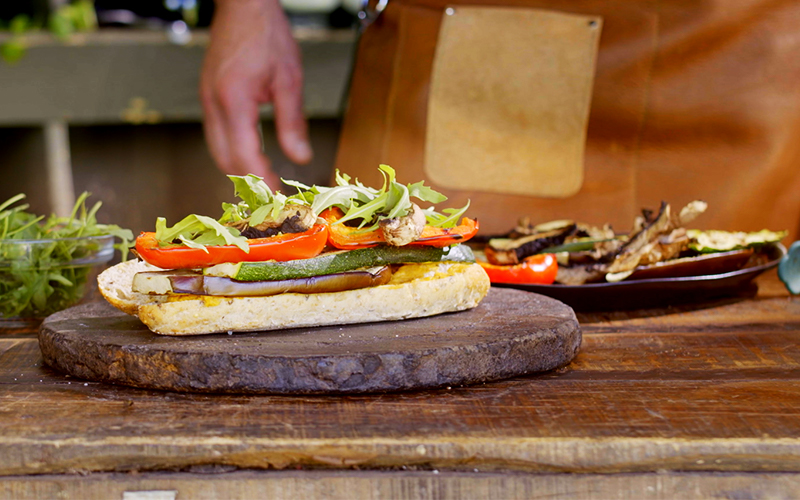 Broodje hummus en gegrilde groenten