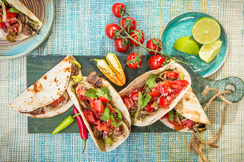 Tacos con bistecca di fianco, guacamole e pico de gallo