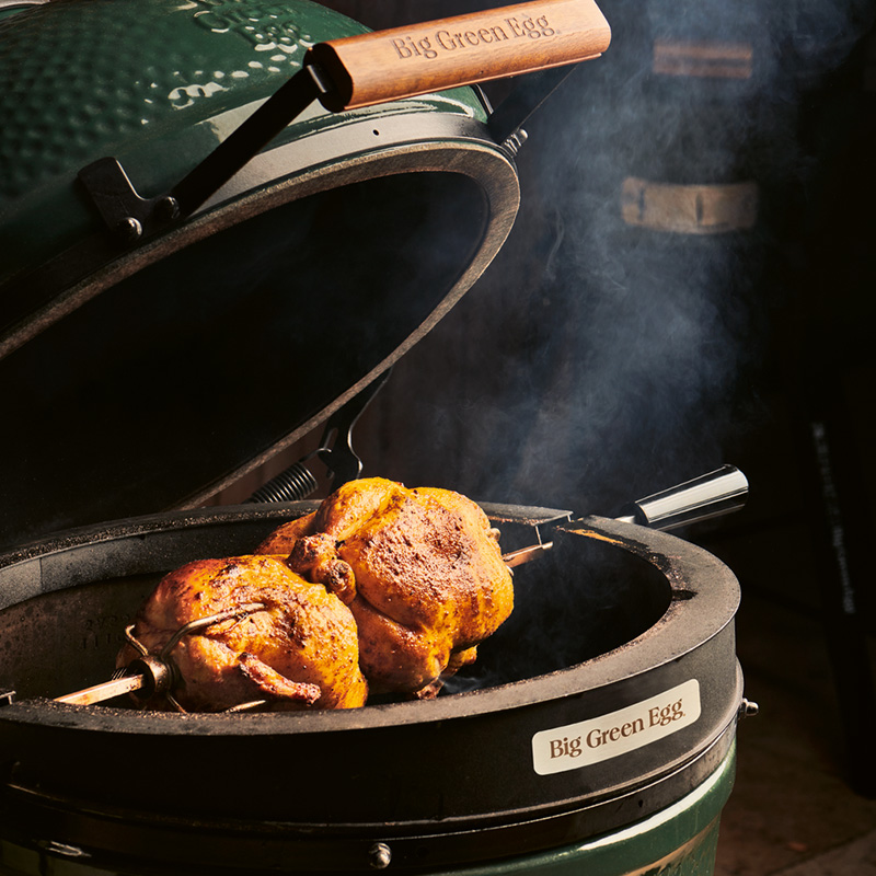 Roosteren op de Big Green Egg kamado met de Rotisserie