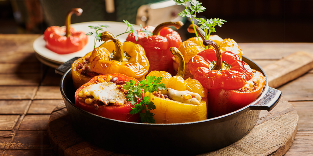 Mit Hackfleisch und Gemüse gefüllte Peperoni aus dem Big Green Egg