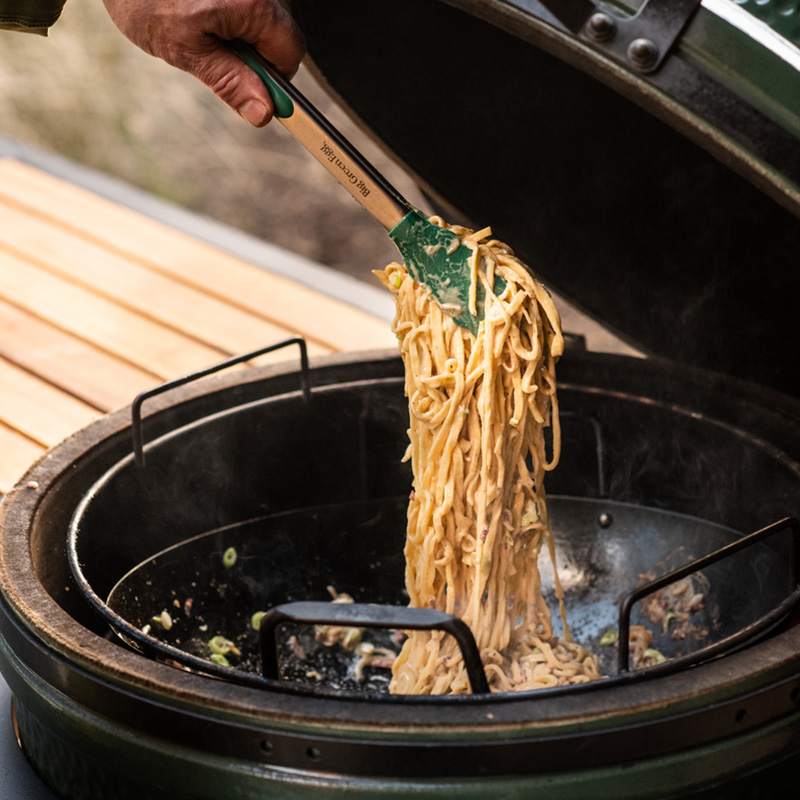 Wokken in de Big Green Egg kamado met de Carbon Steel Wok