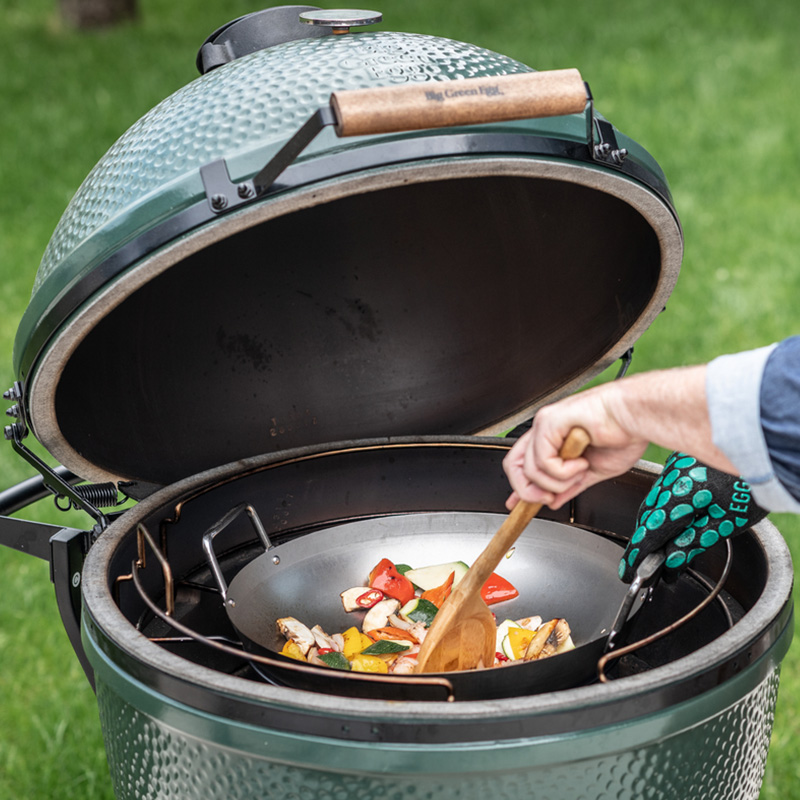 Wokken in de Big Green Egg kamado met de Carbon Steel Wok