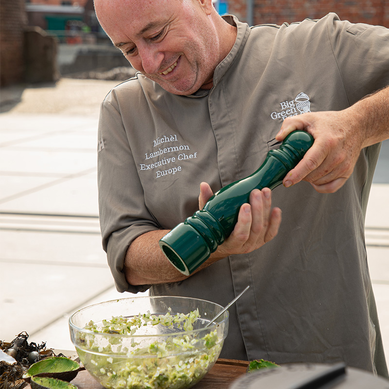 Salade van gegrilde avocado en oester wordt klaargemaakt op de Big Green Egg kamado