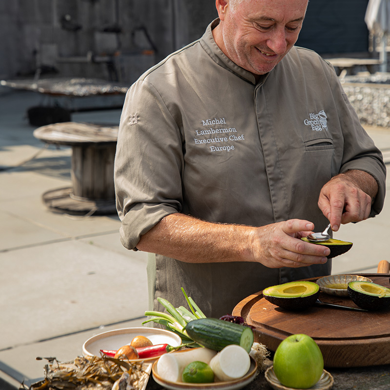 Salade van gegrilde avocado en oester wordt klaargemaakt op de Big Green Egg kamado
