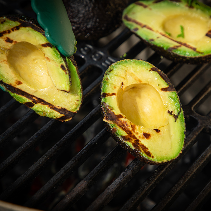 Salade van gegrilde avocado en oester wordt klaargemaakt op de Big Green Egg kamado