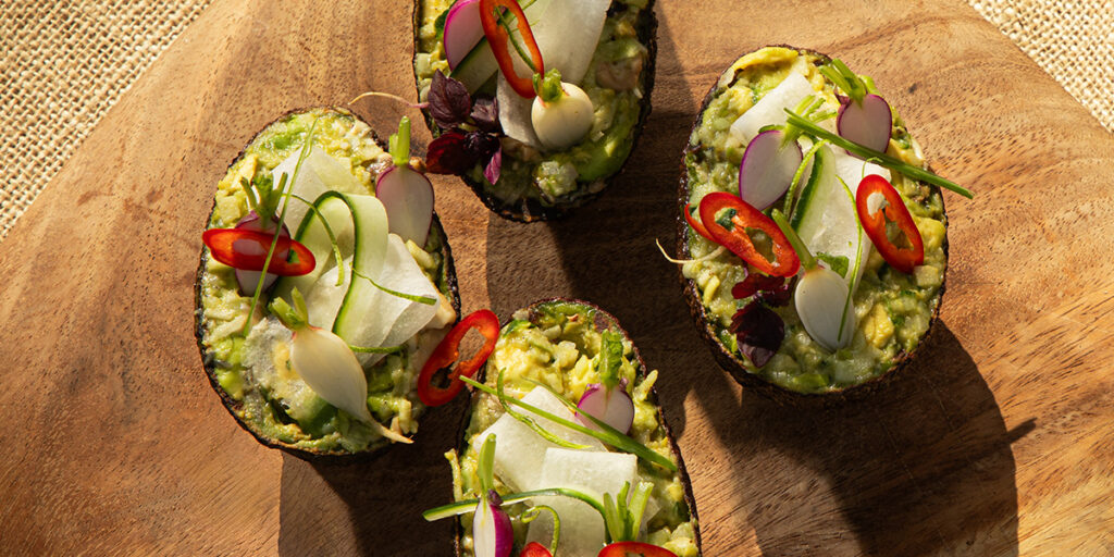 Salade van gegrilde avocado en oester wordt klaargemaakt op de Big Green Egg kamado
