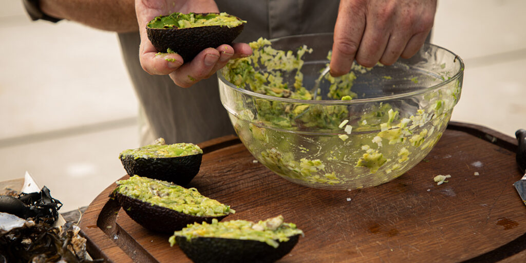 Salade van gegrilde avocado en oester wordt klaargemaakt op de Big Green Egg kamado
