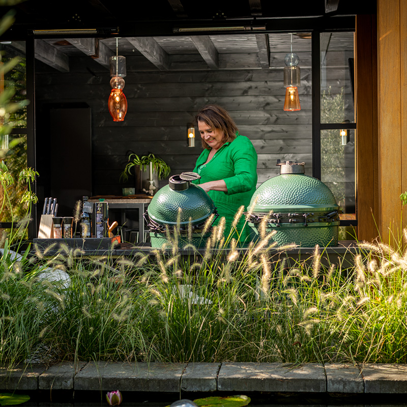 Big Green Egg Kamado in een buitenkeuken