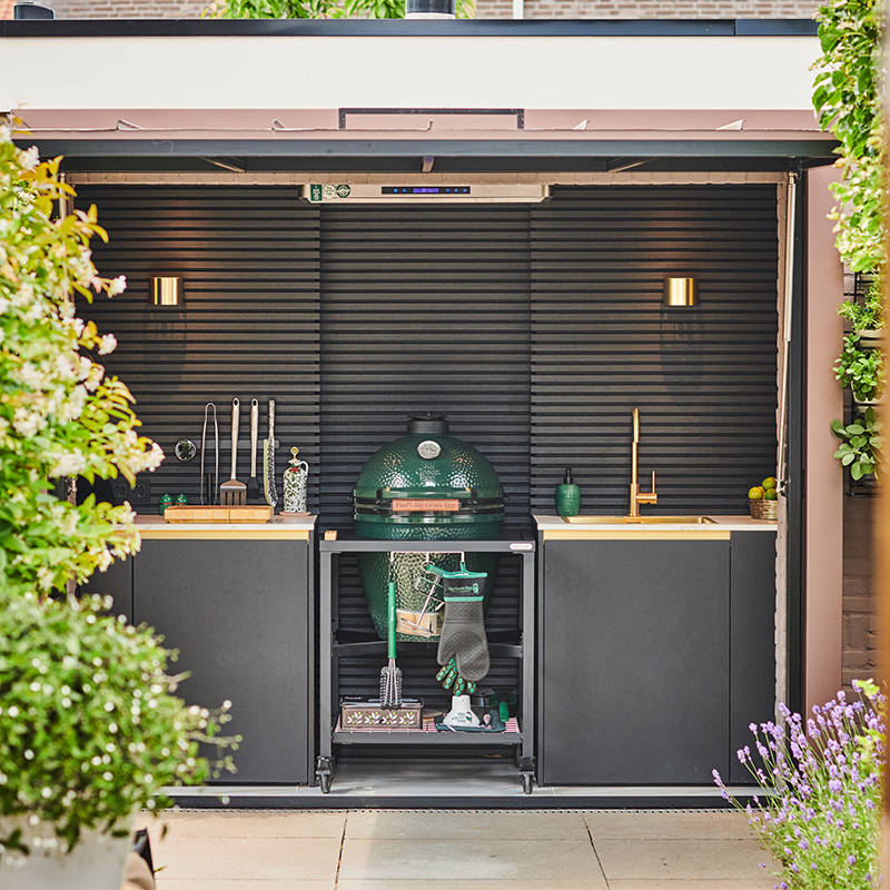 Big Green Egg Kamado in een buitenkeuken