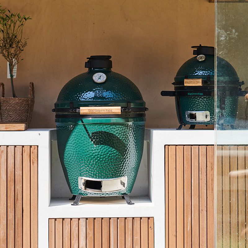 Big Green Egg Kamado in een buitenkeuken