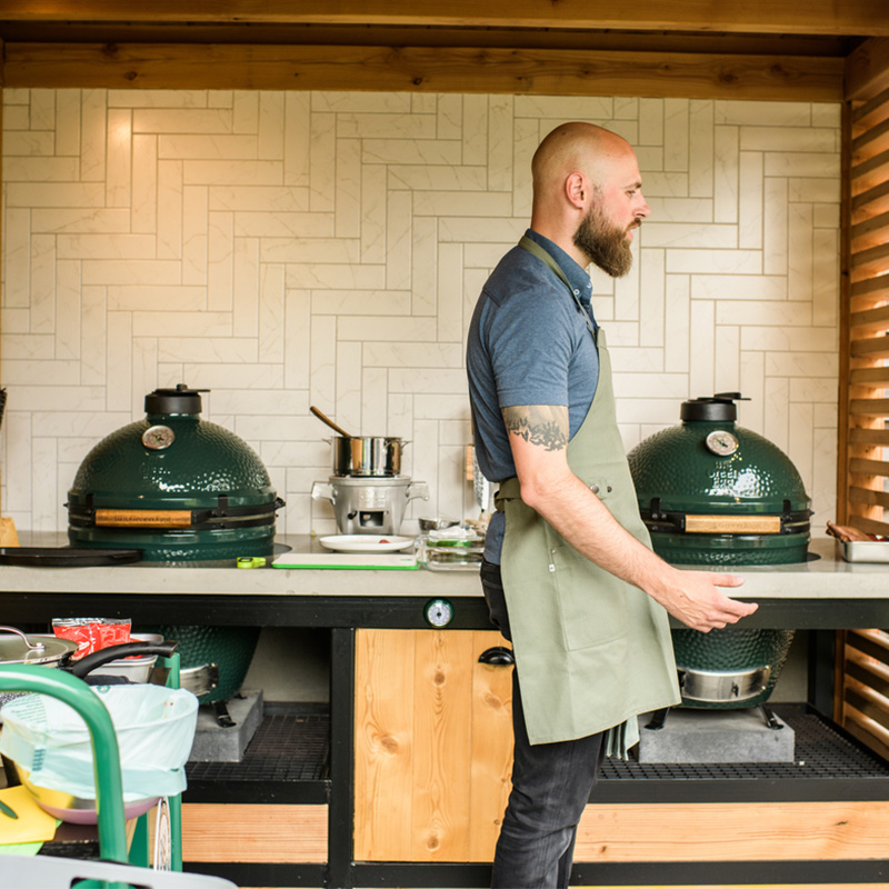 Big Green Egg Kamado in een buitenkeuken
