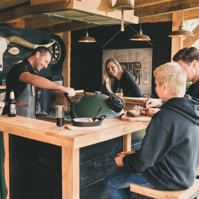 Big Green Egg Kamado in een buitenkeuken