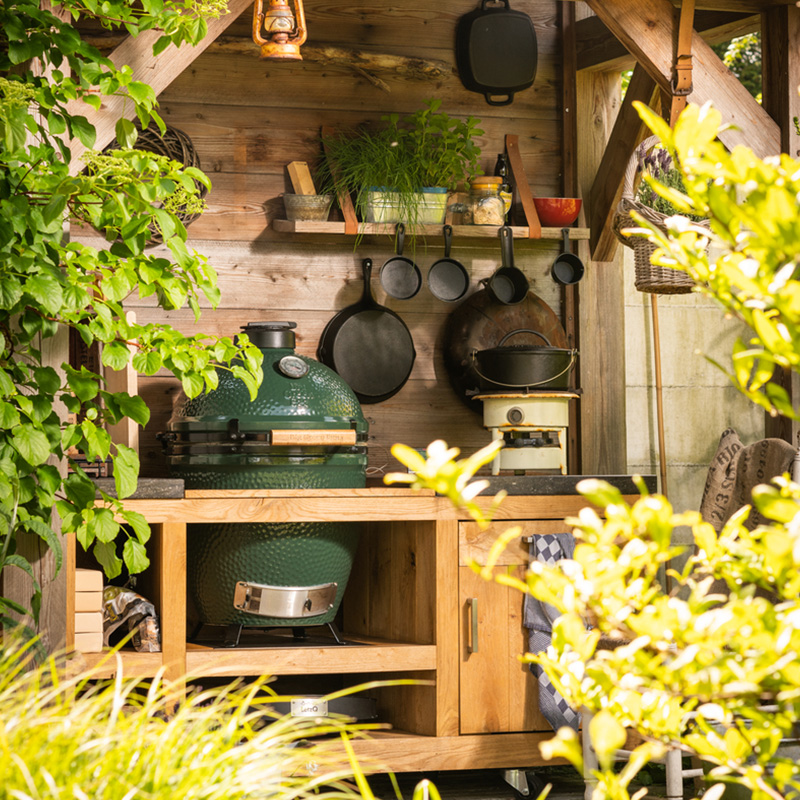 Big Green Egg Kamado in een buitenkeuken