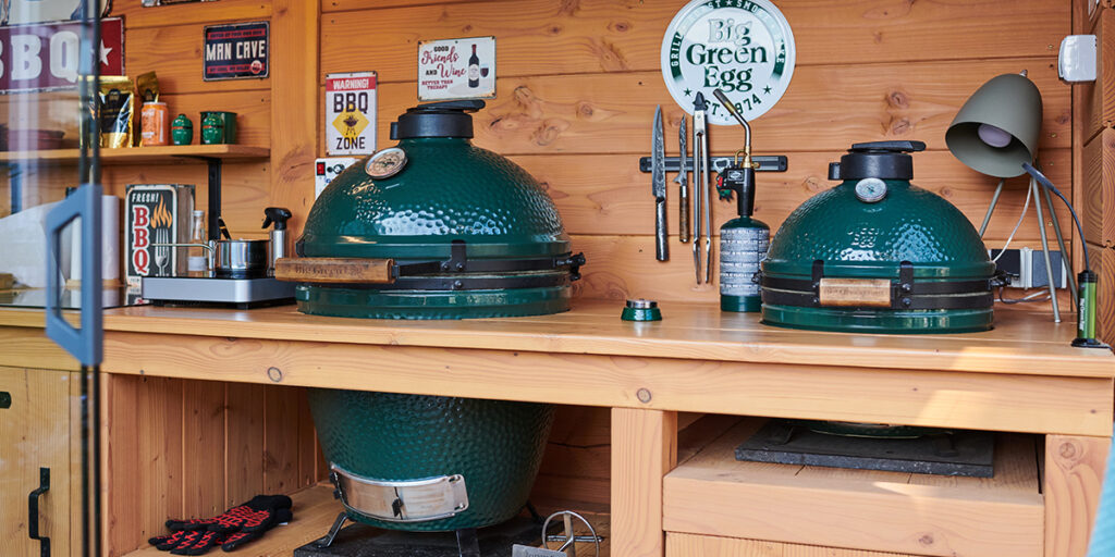 Big Green Egg Kamado in een buitenkeuken