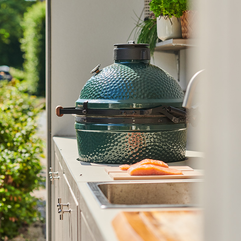 Big Green Egg Kamado in een buitenkeuken