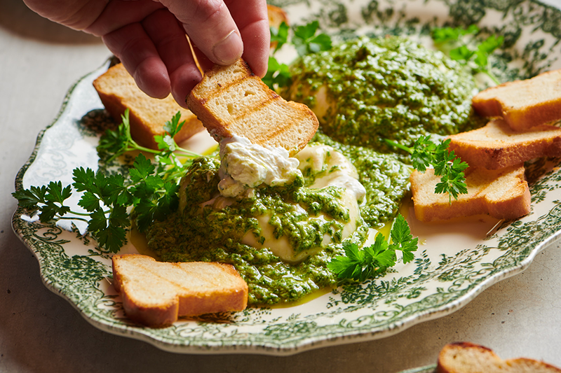 Big Green Egg kūpināta burrata ar salsa verde un briošu