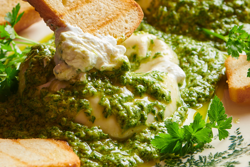 Big Green Egg kūpināta burrata ar salsa verde un briošu