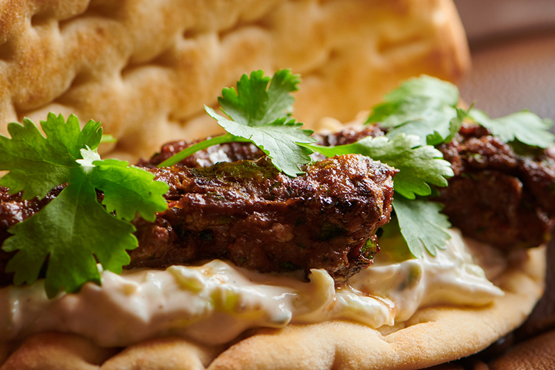 Pita ar Big Green Egg grilētu kebabu un jogurta mērci