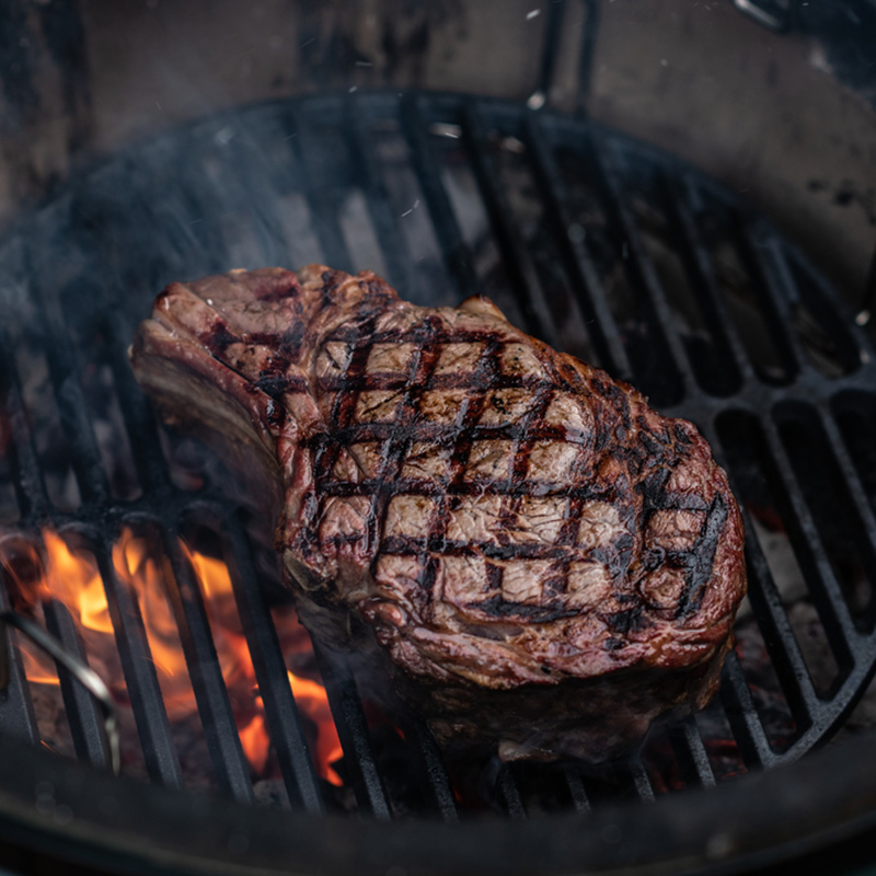 Kip grillen op de Big Green Egg kamado met een Cast iron grid