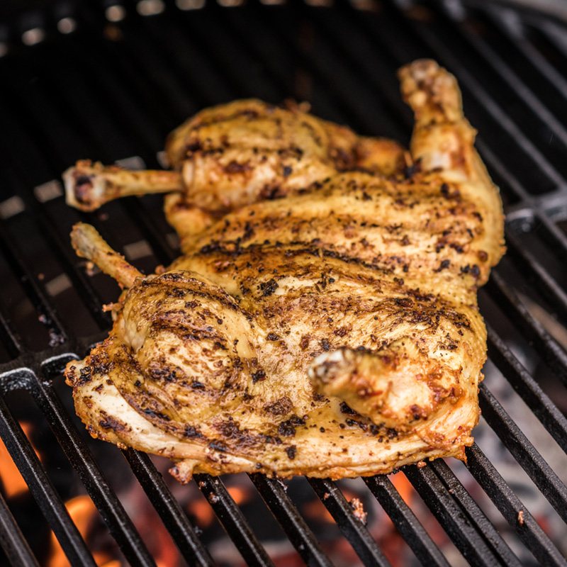 Kip grillen op de Big Green Egg kamado met een Cast iron grid