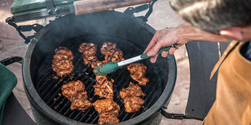 Grillen op een gietijzeren rooster op de Big Green Egg kamado