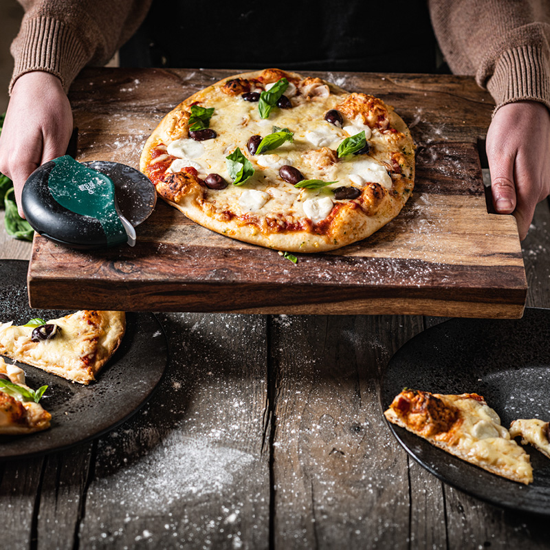 Pizza Margherita aus dem Big Green Egg