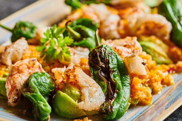 Salade van avocado, gegrilde gamba’s en padrón pepers met pompoendressing van de Big Green Egg
