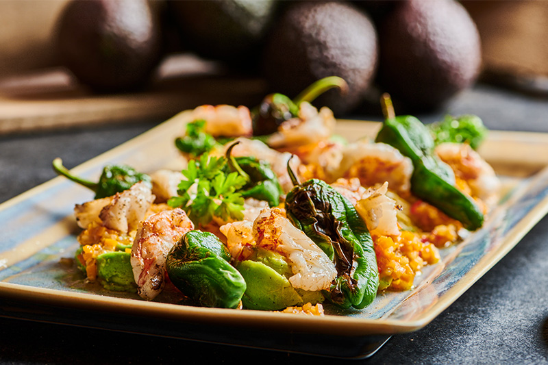 Salade van avocado, gegrilde gamba’s en padrón pepers met pompoendressing van de Big Green Egg