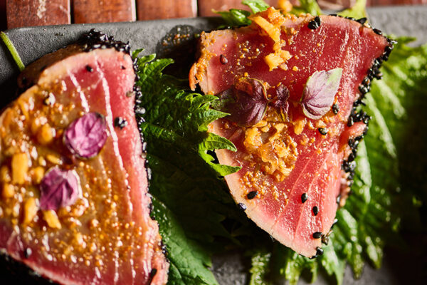 Tonijn tataki van de Big Green Egg. Makkelijk, snel en ontzettend lekker! Heerlijk als voorgerecht, snack of voor shared dining.
