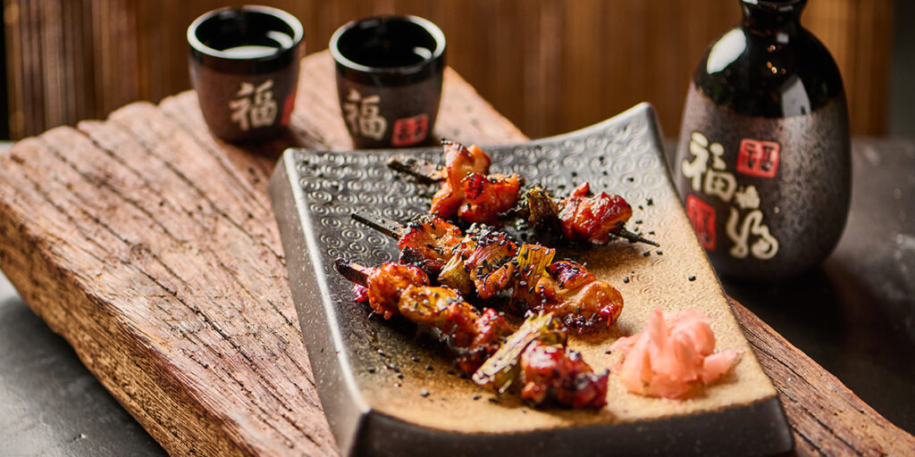 Yakitori spiesjes, een lekker makkelijk en snel Japans recept van de Big Green Egg boordevol smaak. Zo maak je het.