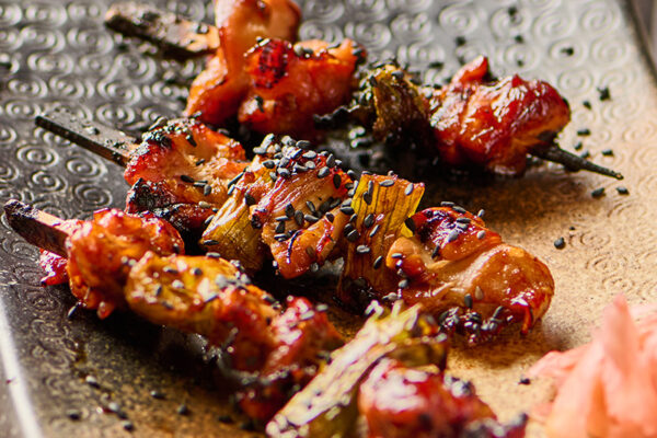 Yakitori spiesjes, een lekker makkelijk en snel Japans recept van de Big Green Egg boordevol smaak. Zo maak je het.