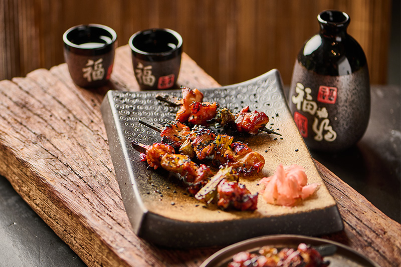 Yakitori spiesjes, een lekker makkelijk en snel Japans recept van de Big Green Egg boordevol smaak. Zo maak je het.