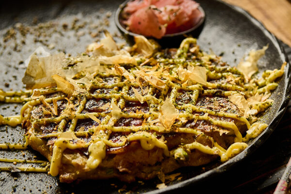 Fan van de Japanse keuken? Ontdek hoe eenvoudig het is om okonomiyaki – een Japanse hartige pannenkoek – op de Big Green Egg te bakken.