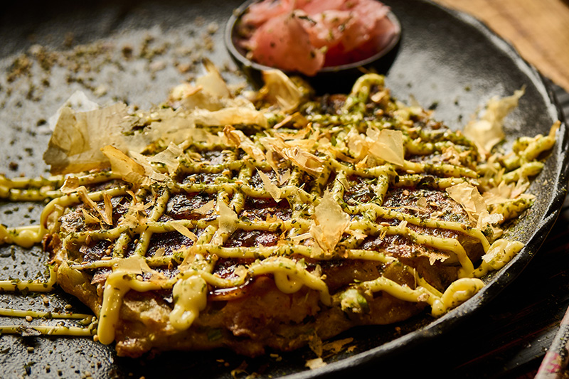 Fan van de Japanse keuken? Ontdek hoe eenvoudig het is om okonomiyaki – een Japanse hartige pannenkoek – op de Big Green Egg te bakken.