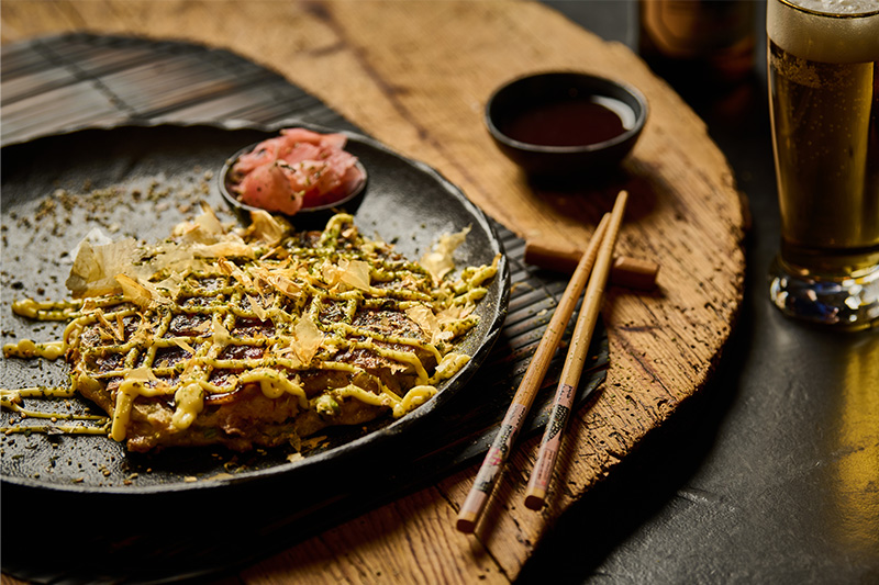Fan van de Japanse keuken? Ontdek hoe eenvoudig het is om okonomiyaki – een Japanse hartige pannenkoek – op de Big Green Egg te bakken.