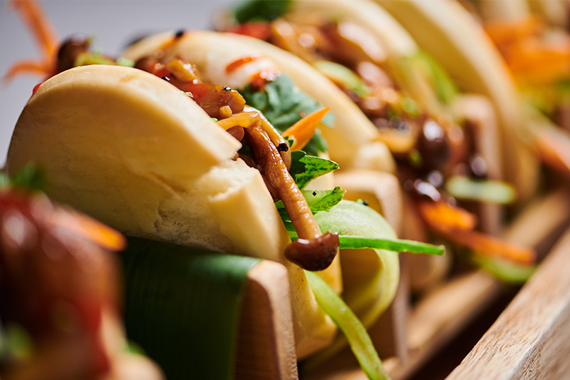 Heb je zin in een snelle, smaakvolle vegetarische snack van de Big Green Egg? Dan zijn deze bao buns met roergebakken paddenstoelen de perfecte bite!