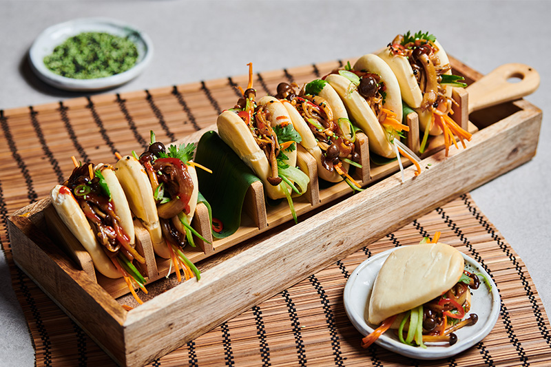 Heb je zin in een snelle, smaakvolle vegetarische snack van de Big Green Egg? Dan zijn deze bao buns met roergebakken paddenstoelen de perfecte bite!