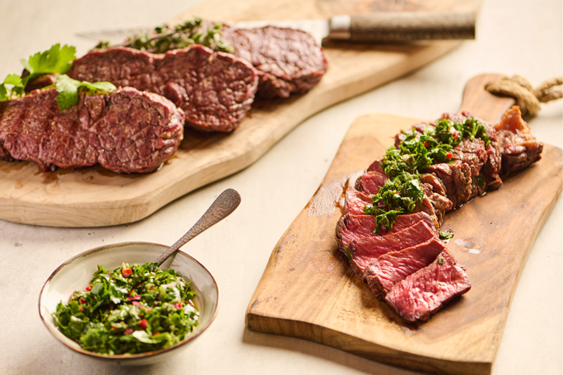 Věděli jste, že když hovězí roštěnec před grilováním vyudíte, bude ještě chutnější? Vyzkoušejte tento recept na Big Green Egg, který se podává s lahodnou omáčkou chimichurri.
