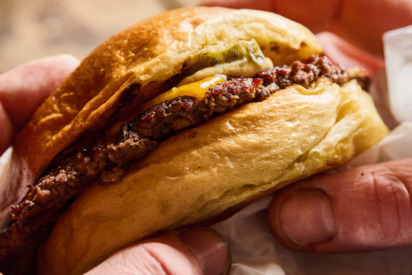 Le meilleur smash burger se prépare au Big Green Egg. Il doit être croustillant à l'extérieur et juteux à l'intérieur. Une recette rapide, facile et pleine de saveurs !